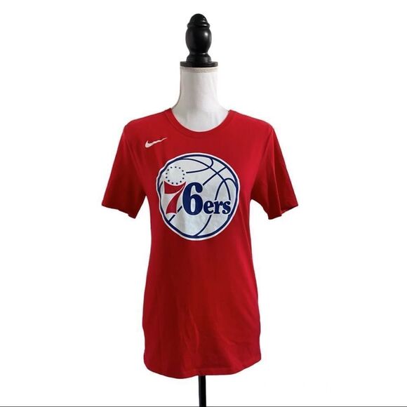 Nike Philadelphia 76ers Short Sleeve Tee Shirt Red White & Blue Logo Men’s Small - Picture 1 of 4